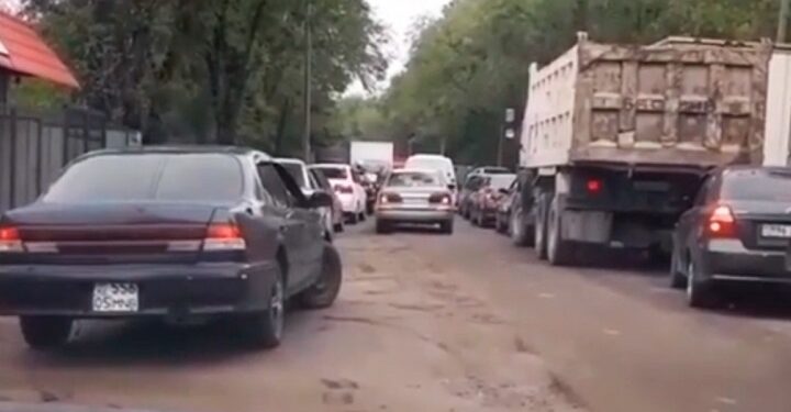 Лишать прав за объезд блокпостов по встречке начали в Алматы