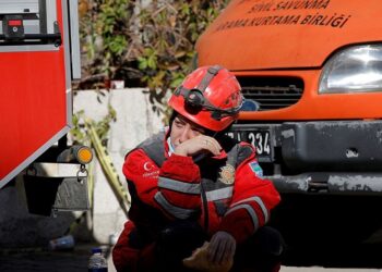 Работа спасателей в турецком Измире.
© Reuters