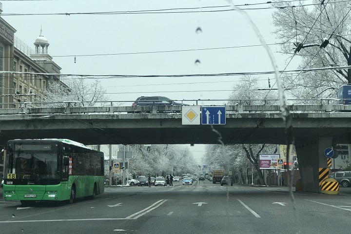 Алматы, зима, автобус. Optimism.kz