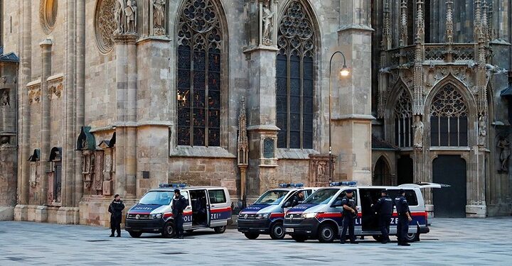 Фото: Полицейские патрули на улицах Вены после ЧП.
© Reuters