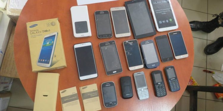 14 телефонов и 2 планшета пыталась передать осужденному-супругу карагандинка