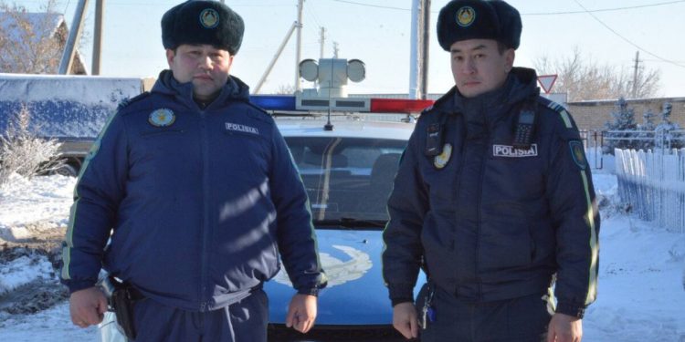 Двух пенсионеров из пожара спасли полицейские СКО