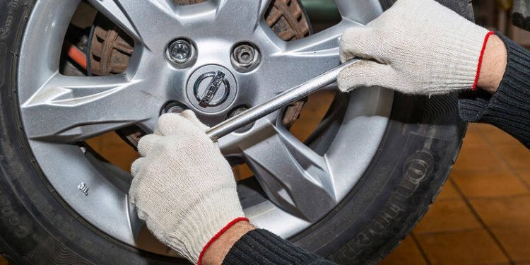 Колеса с припаркованного авто снял житель столицы
