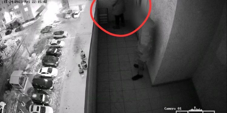 Мужчина справил нужду на открытом балконе подъезда в Астане