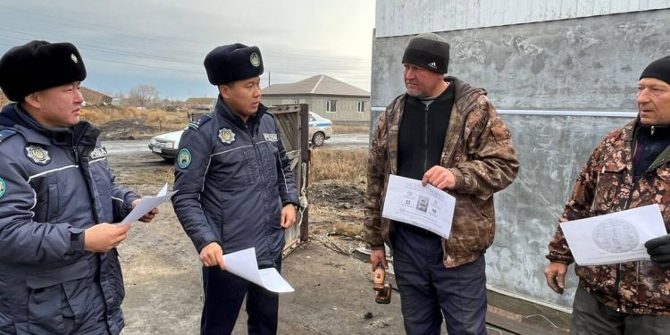 Начальник районной полиции вместе с подчиненными проводил подворные обходы в СКО