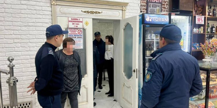 Почти 30 несовершеннолетних официантов выявили ночью в заведениях Шымкента