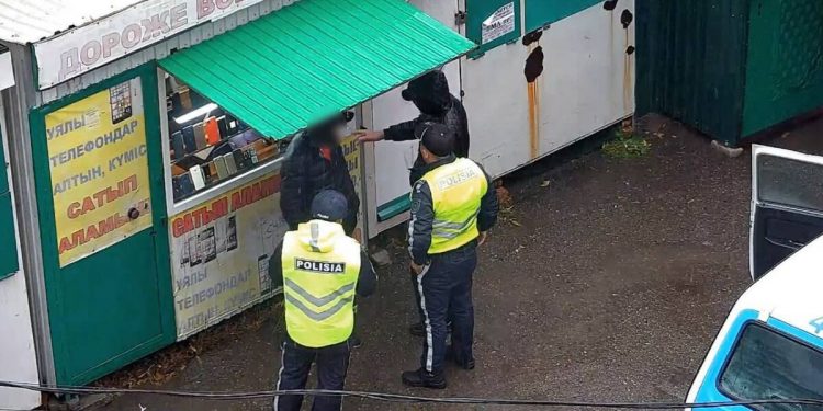 Под предлогом срочного звонка выманил телефон у подростка житель Усть-Каменогорска