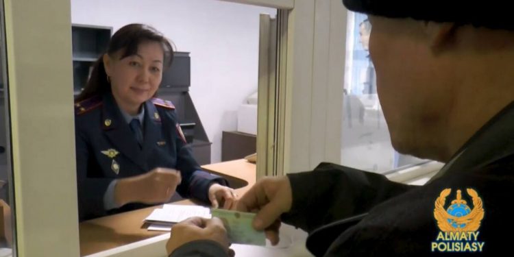 Получить документы помогли полицейские 51-летнему алматинцутинцу
