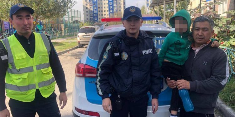 Пропавшего мальчика с аутизмом вернули семье полицейские Шымкента