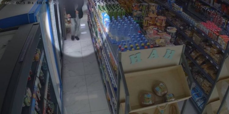 Спрятал за пояс: наглый вор попал на камеру в Шымкенте