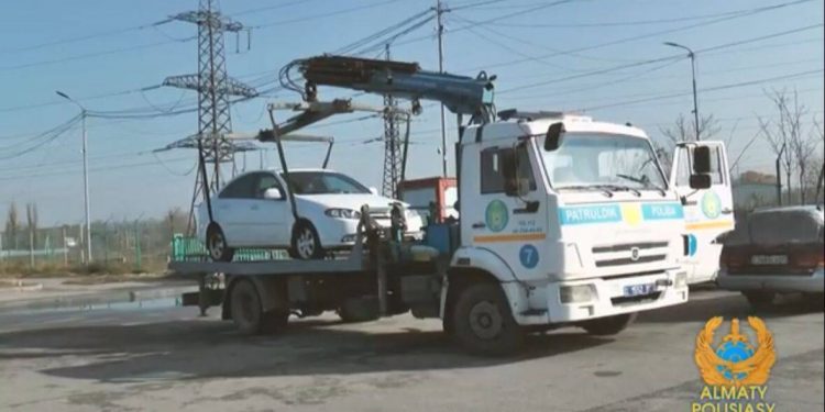 Toyota на подложных номерах разъезжала по Алматы