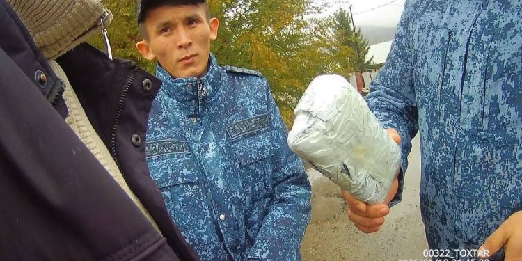 Три телефона и SIM-карту пытались перебросить в колонию ВКО