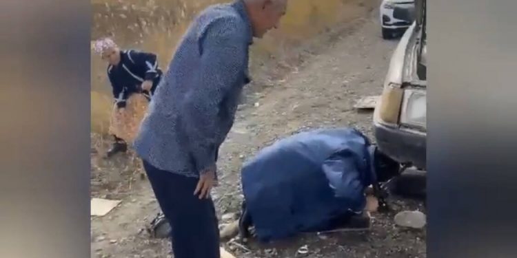 Заменить колесо на трассе помогли пожилой паре полицейские Туркестанской области
