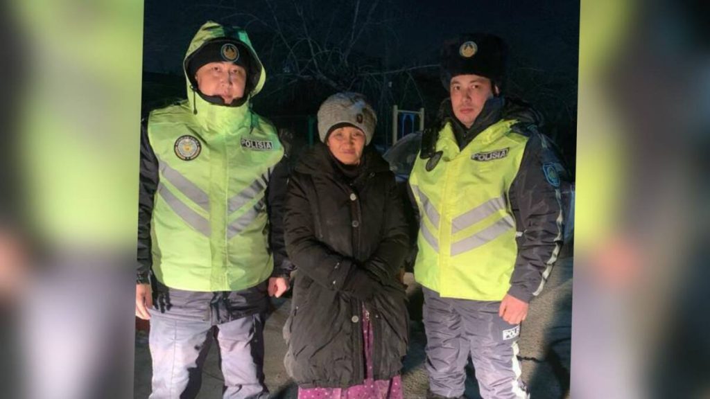 Блуждающую в мороз на улице пропавшую женщину нашли полицейские области Абай