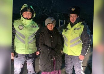 Блуждающую в мороз на улице пропавшую женщину нашли полицейские области Абай