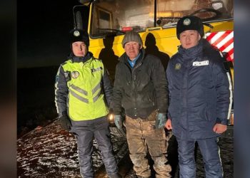 Два дня рядом с водителем: акмолинские полицейские помогают людям на дороге