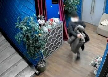 Куртку и норковую шапку вынесла астанчанка из гардероба караоке-бара