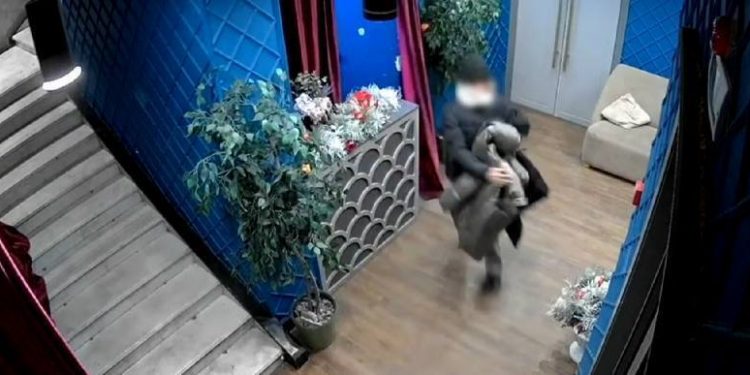 Куртку и норковую шапку вынесла астанчанка из гардероба караоке-бара