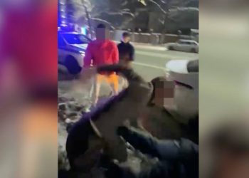 Мужчина, напавший на полицейского в Алматы, взят под стражу