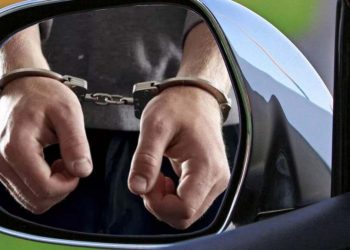 Мужчина похитил портфель с мобильником и деньгами из салона авто в Караганде