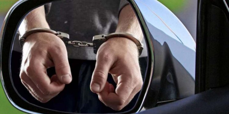 Мужчина похитил портфель с мобильником и деньгами из салона авто в Караганде