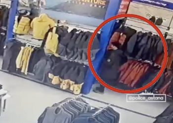Мужчина снимал антикражные магниты и похищал одежду из магазина в Астане