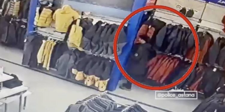 Мужчина снимал антикражные магниты и похищал одежду из магазина в Астане
