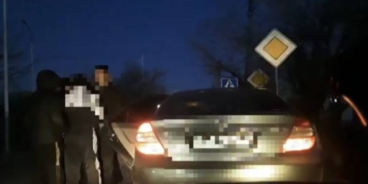 Обматерил и ударил головой полицейского: кызылординца взяли под стражу