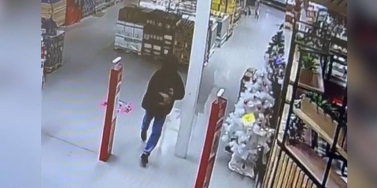 Погоня за похитителем виски попала на камеры видеонаблюдения в Астане