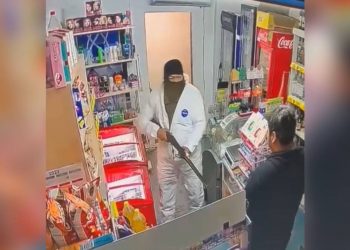 Пьяный мужчина угрожал ружьем супруге и 20-летнему сыну в Аксае