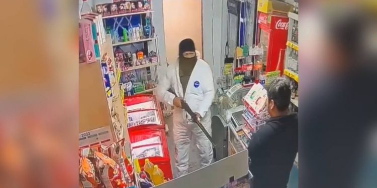 Пьяный мужчина угрожал ружьем супруге и 20-летнему сыну в Аксае
