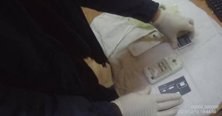 Телефон и SIM-карту пытались перебросить в колонию Семея