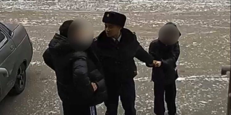 Участковый спас маленькую девочку от пьяного мужчины в Семее