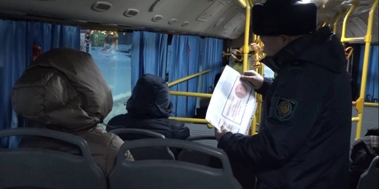 Полицейские СКО проводят проверки в автобусах