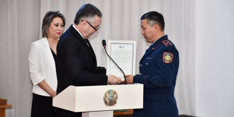 Инкассаторскую машину, попавшую в снежный плен, спасли акмолинские полицейские