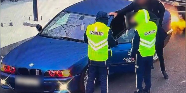 Автомобиль без госномеров задержали полицейские в Туркестанской области