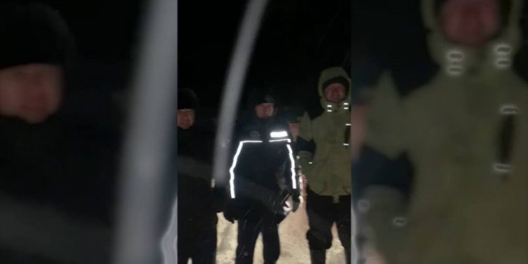 Двух рыбаков, ставших пленниками непогоды, спасли полицейские ВКО