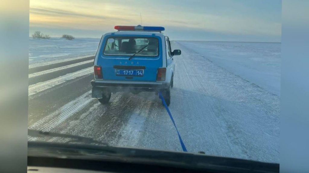 Павлодарские полицейские оказали помощь замерзающим в дороге жителям СКО