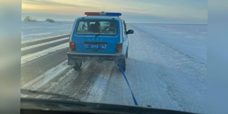 Павлодарские полицейские оказали помощь замерзающим в дороге жителям СКО