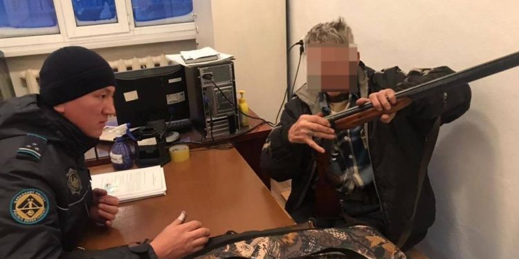 Семейному дебоширу аннулировали разрешение на хранения оружия в Карагандинской области