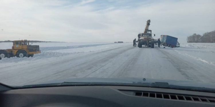 В СКО полицейские дважды помогли вытащить ГАЗель из кювета
