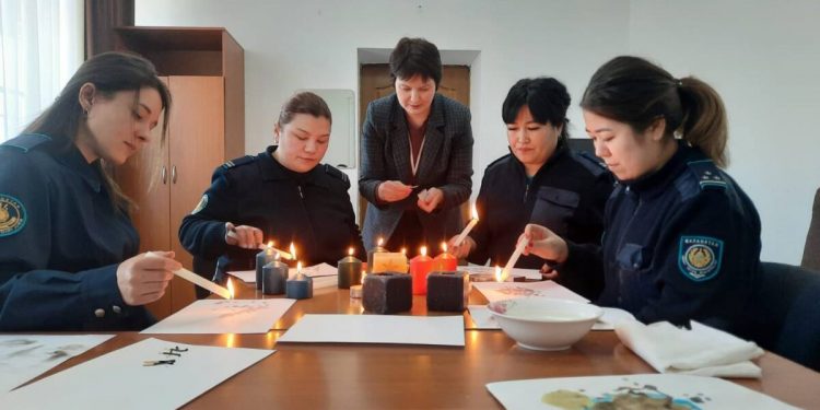 Свечетерапию использует психолог в акмолинском СИЗО