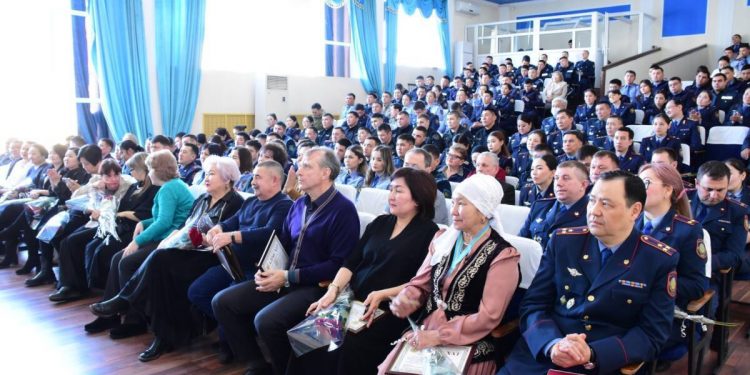 Ветеранов и отличившихся криминалистов наградили в ДП Карагандинской области