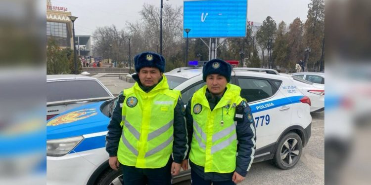 Быстрее попасть в роддом матери с новорожденным помогли патрульные в Шымкенте