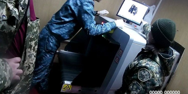 Телефон в пачке стирального порошка пытались передать в колонию в Усть-Каменогорске