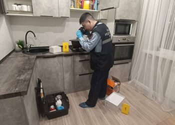 Воров, похитивших 100 млн тенге у бабушки, криминалист установил по следам на брошенной коробке