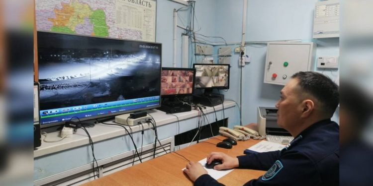 Замерзающего в снегу пьяного мужчину спасли полицейские