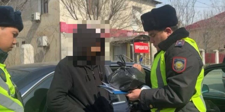 Более одного кг наркотиков обнаружили у водителя полицейские Туркестанской области