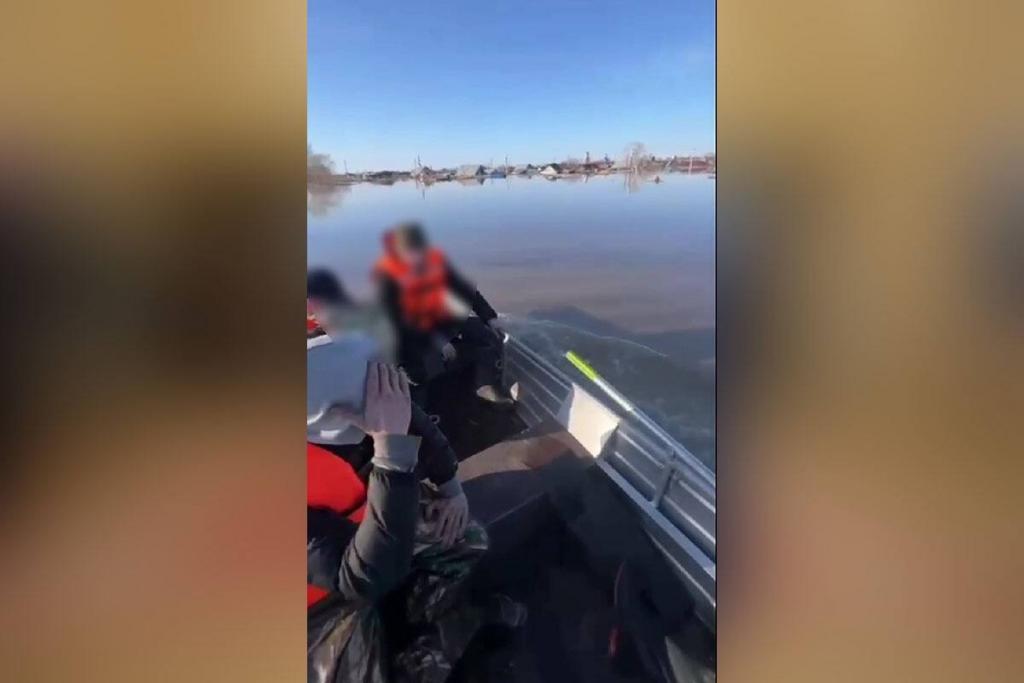 Двух граждан на надувной лодке остановили полицейские в Петропавловске