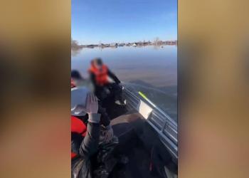 Двух граждан на надувной лодке остановили полицейские в Петропавловске